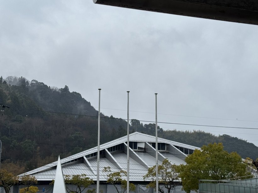 曇り空と山と建物